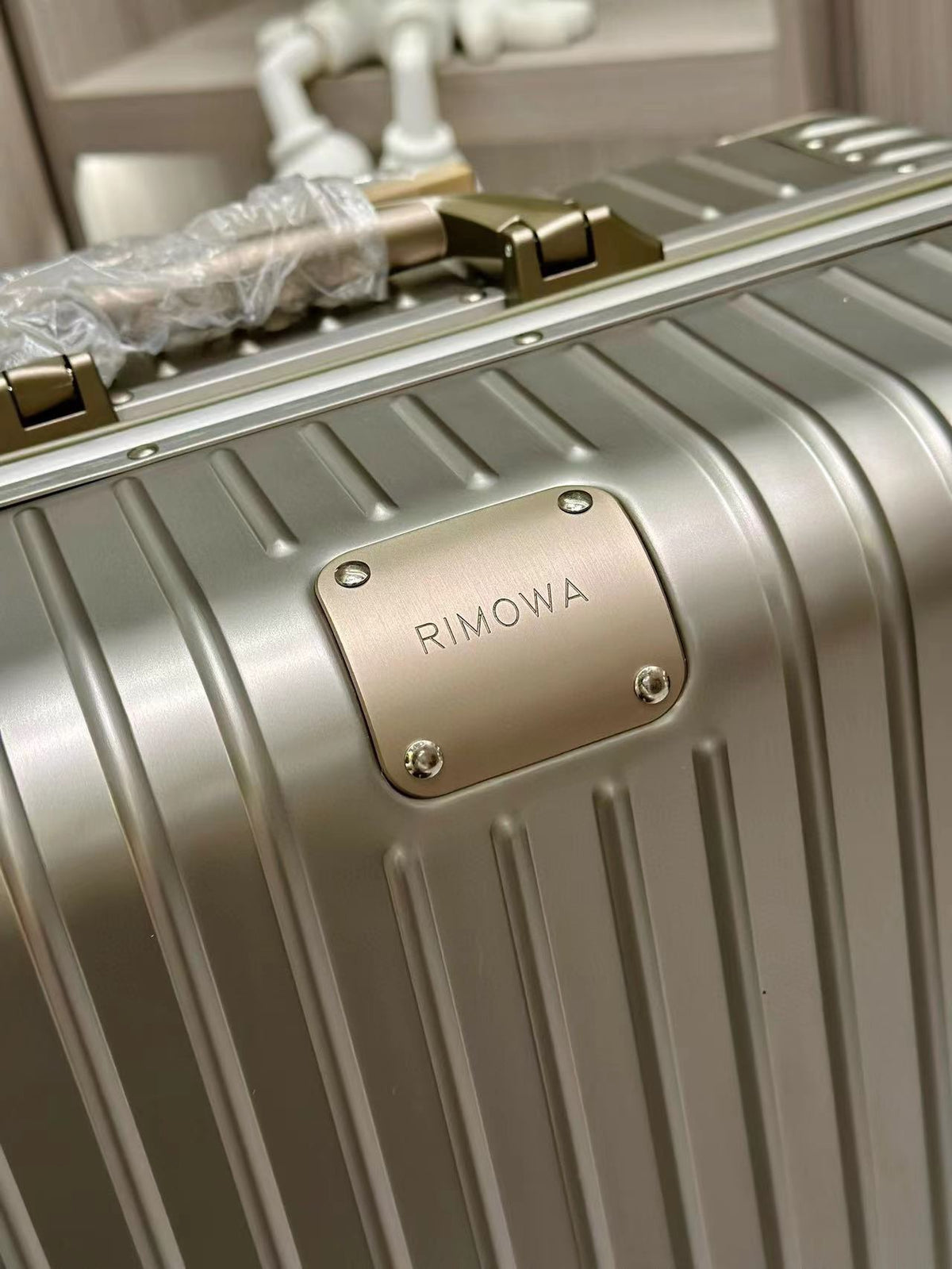 Modern Champagne Gold Grooved Hardshell Spinner Travel Suitcase