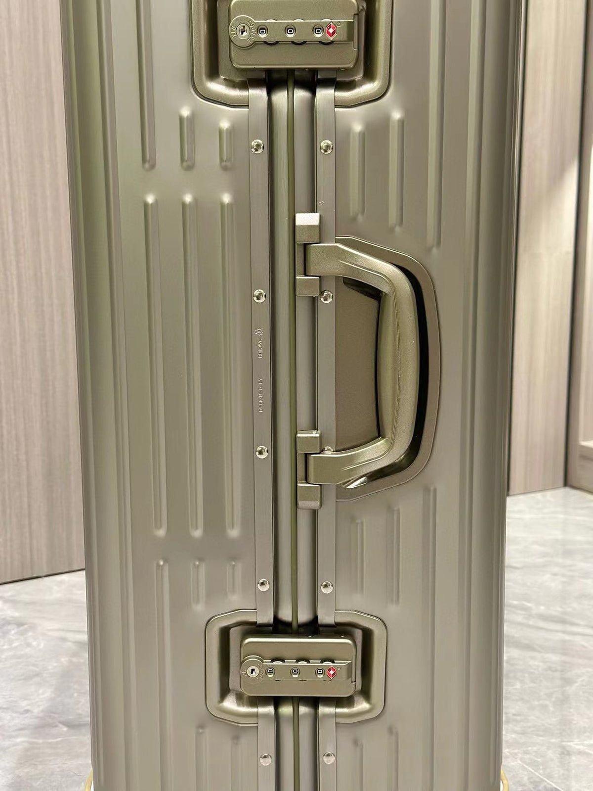 Modern Champagne Gold Grooved Hardshell Spinner Travel Suitcase