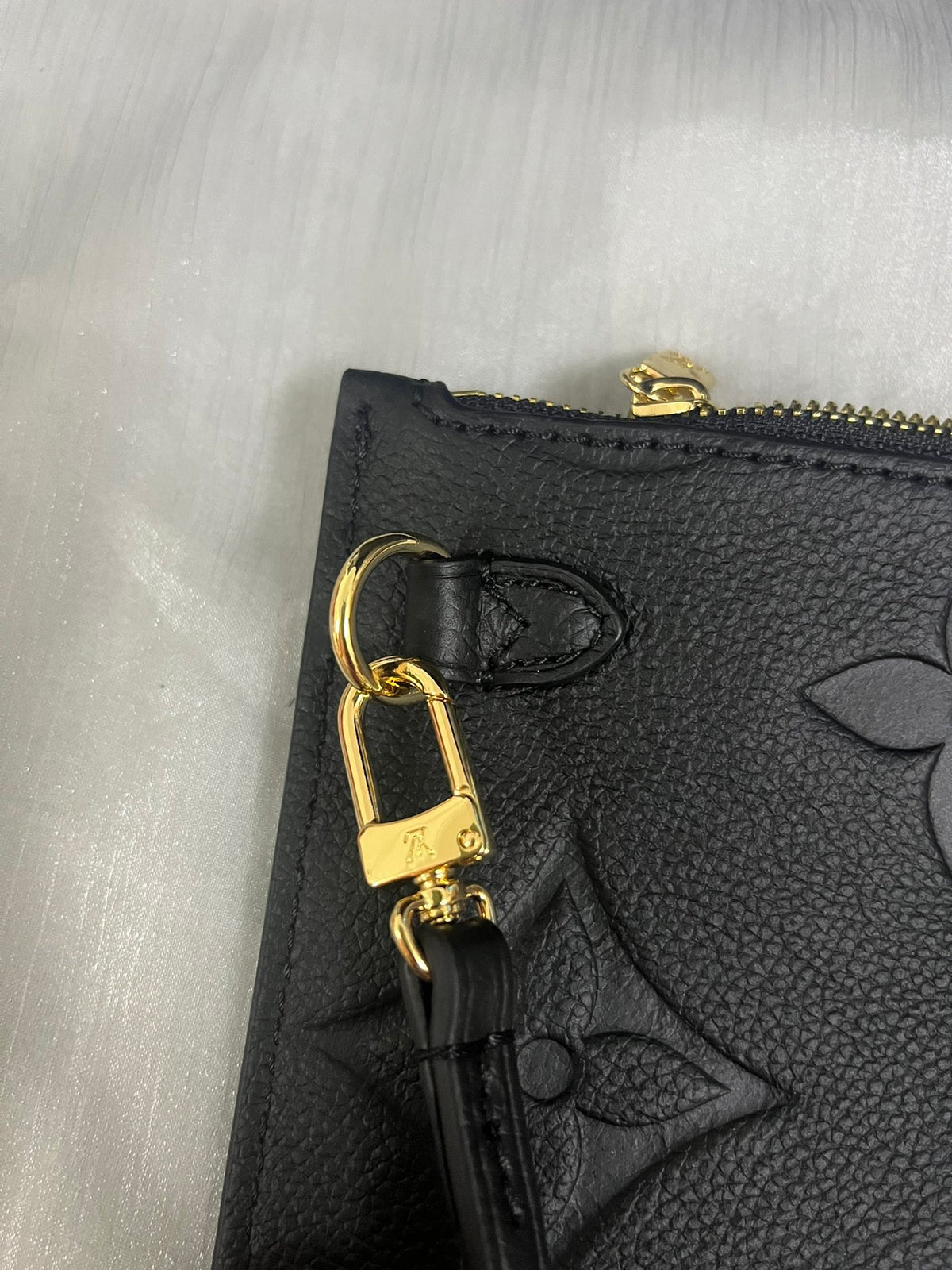 Louis Vuitton Neverfull MM Monogram Empreinte Leather Tote Bag - Noir