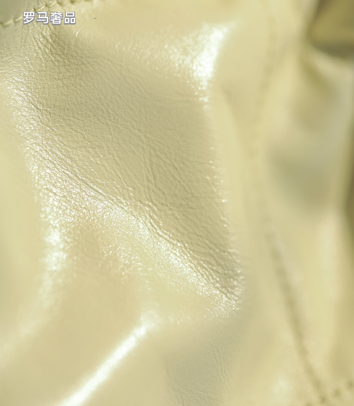 Chanel 22 Small Handbag - Shiny Calfskin &amp; Gold-Tone Metal - Light Yellow